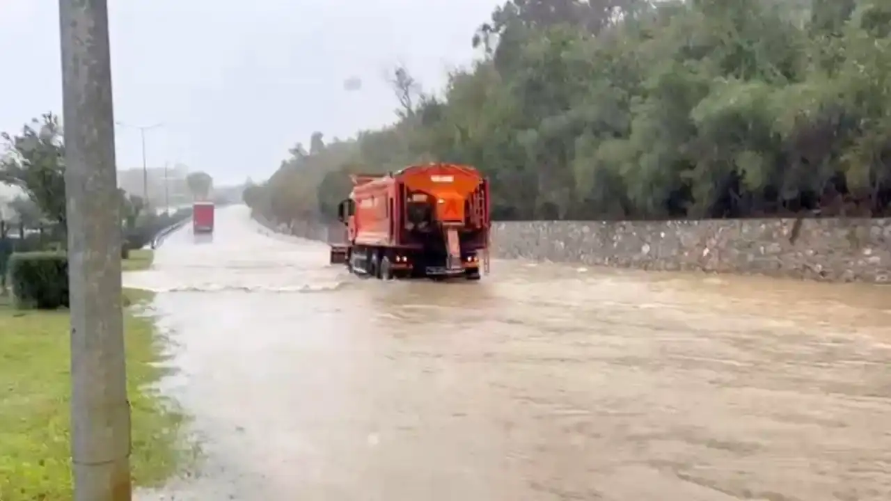 Alanya’da D 400 Karayolu Sular Altında Kaldı! 4